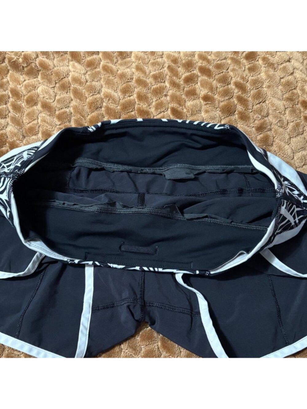 Lululemon Speed Shorts 2.5" Mid Rise Black & Angel Wing Running Size 6 - Picture 6 of 10